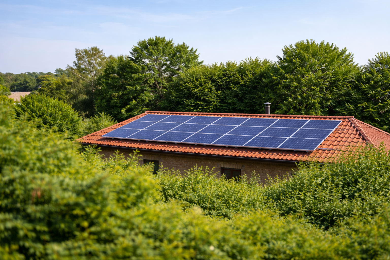 Abitazione con pannelli fotovoltaici installati sulla copertura