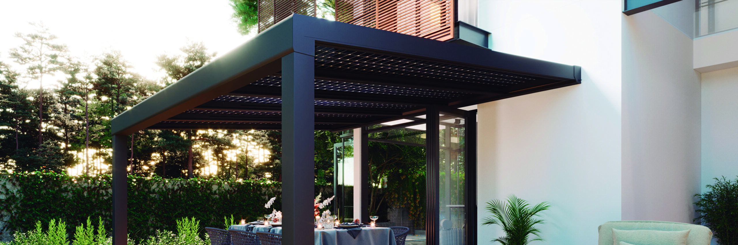 Pergola fotovoltaica accanto al giardino di un’abitazione