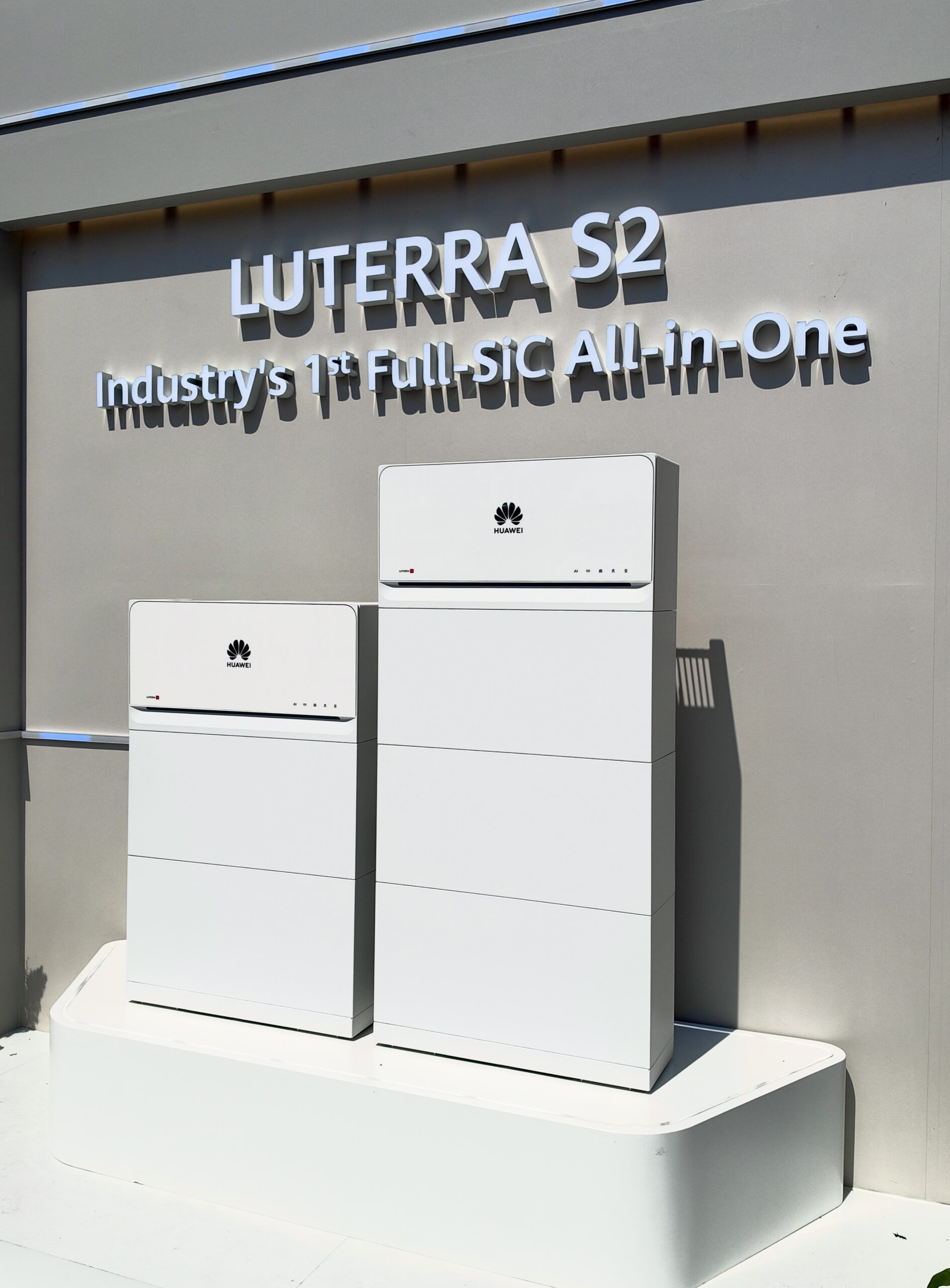 Due sistemi Huawei LUTERRA S2 esposti sotto l’insegna del prodotto alla presentazione