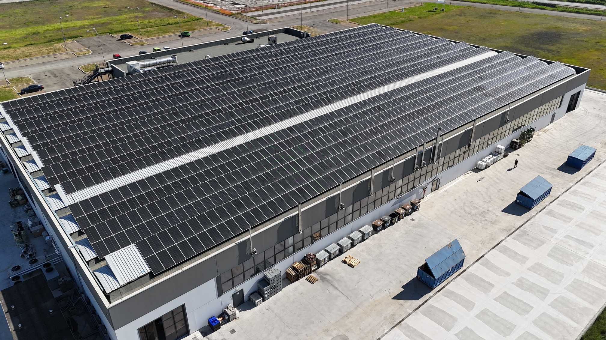 Impianto fotovoltaico sulla copertura di un edificio industriale